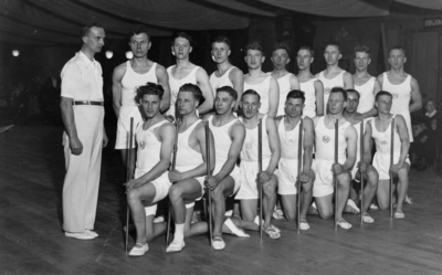 119525 Groepsportret van enkele heren van de gymnastiekvereniging Kracht & Vlugheid te Utrecht met hun trainer bij een ...